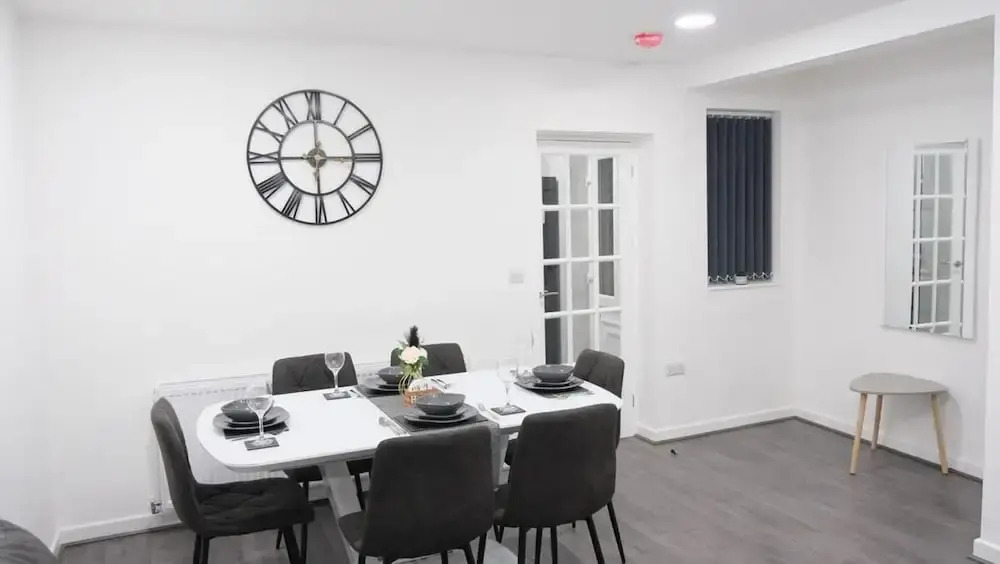Manchester Entire 3-bed House, Sleeps 5 w/ Parking