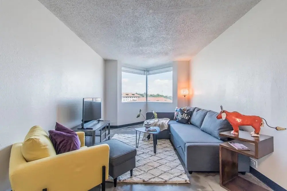 UT Suite + Pool + Gym