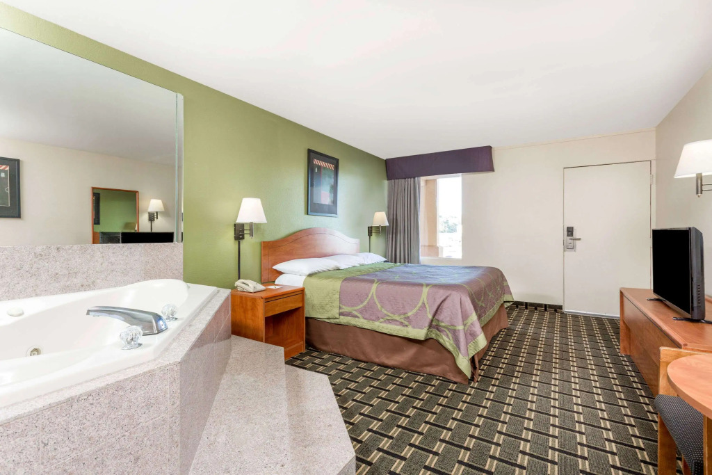 Motel 6 Forsyth, GA Tift College