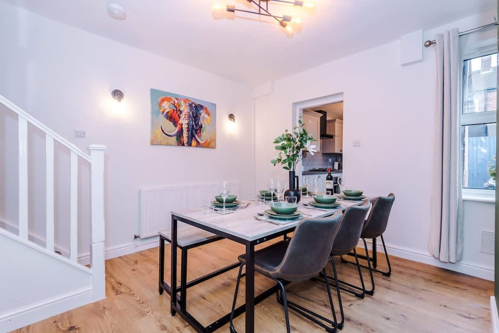 NEW Stylish Home City Centre Location Sleeps 6