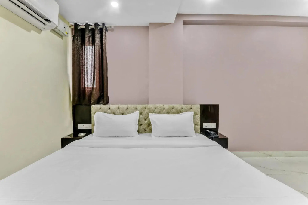 Collection O 85387 Holidays Inn