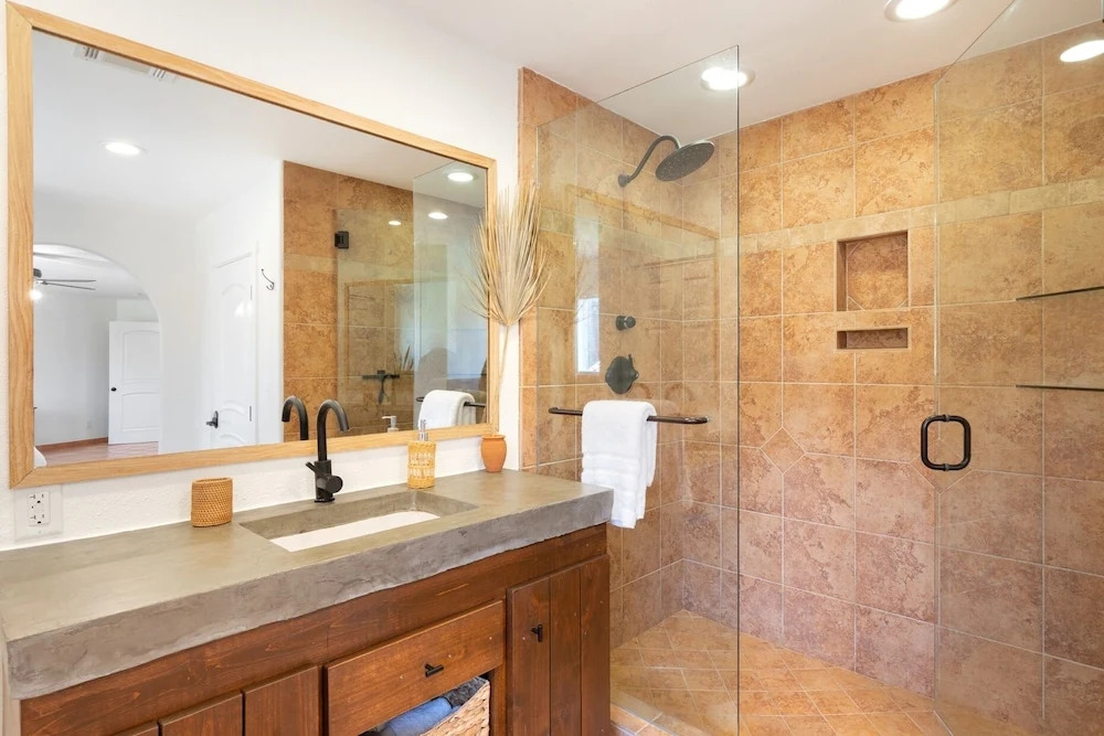 Casa Amarilla- Hot Tub,firepit,bbq &fantastic Yard For Families 4 Bedroom Home by RedAwning