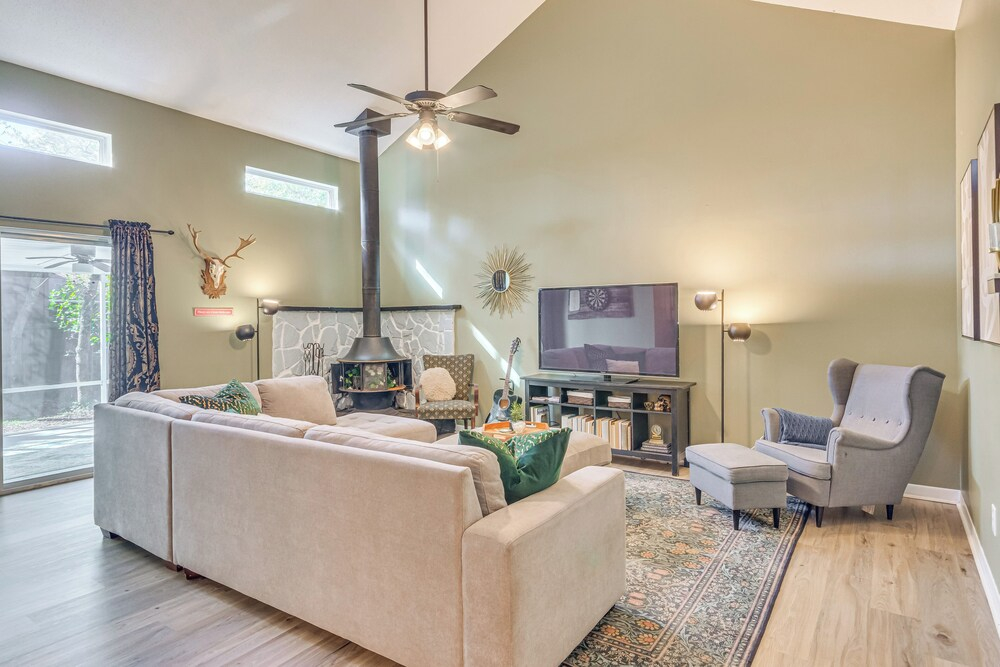 Cottage Vibes in Shalimar! Pet-friendly Townhome