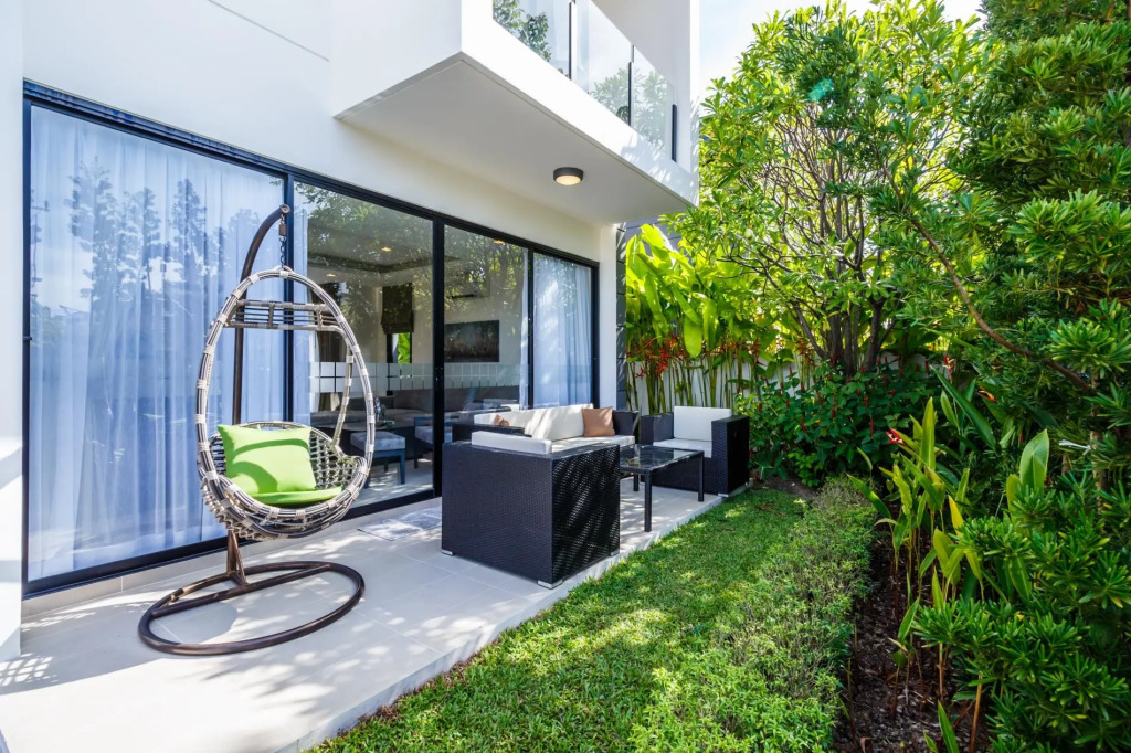 LP101 - Private rooftop pool villa in Laguna for 9 people, near restaurants and shops