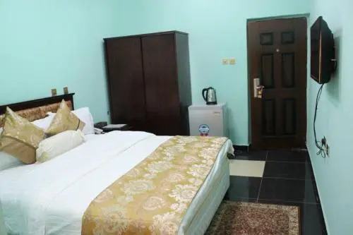 Kaura Hotel and Suites