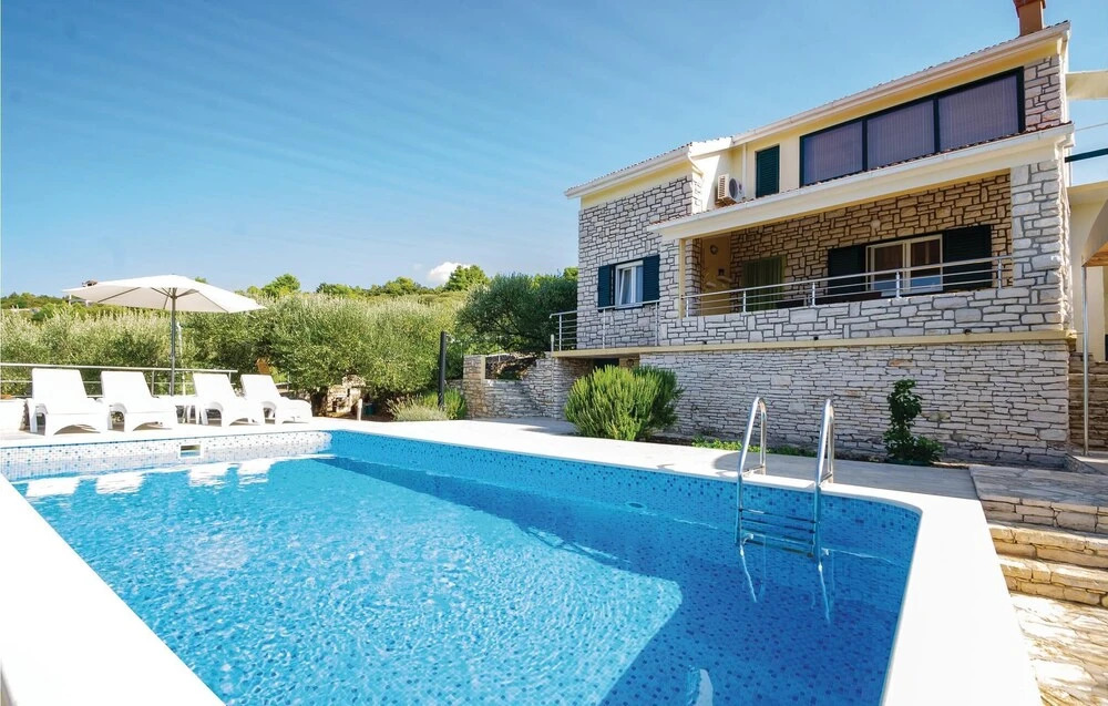 Amazing Home in Tankaraca With Wifi and 4 Bedrooms