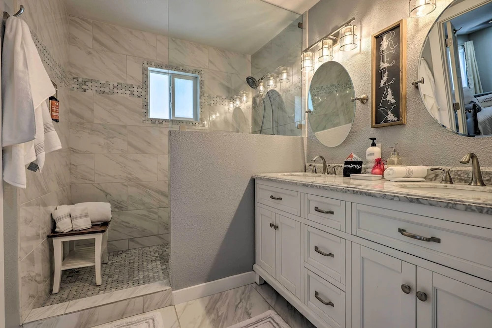 Cozy Retreat w/ Hot Tub & Fire Pit: Close to Main!