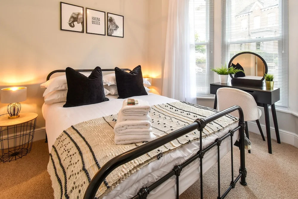Saxon Rose Apartment