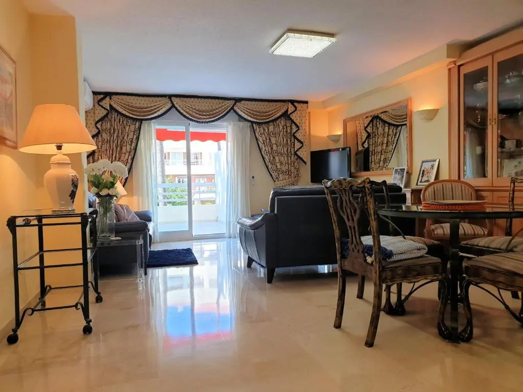 Spacious 3 Bedroom 2nd Line Beach Apartment Marbella Center