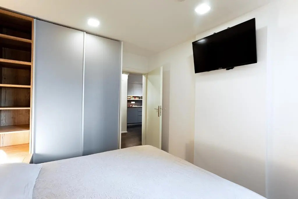Elegant 1-bedroom apartment near hill forest