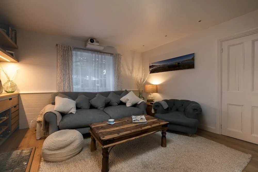 Beautiful 2 BED Garden Apartment