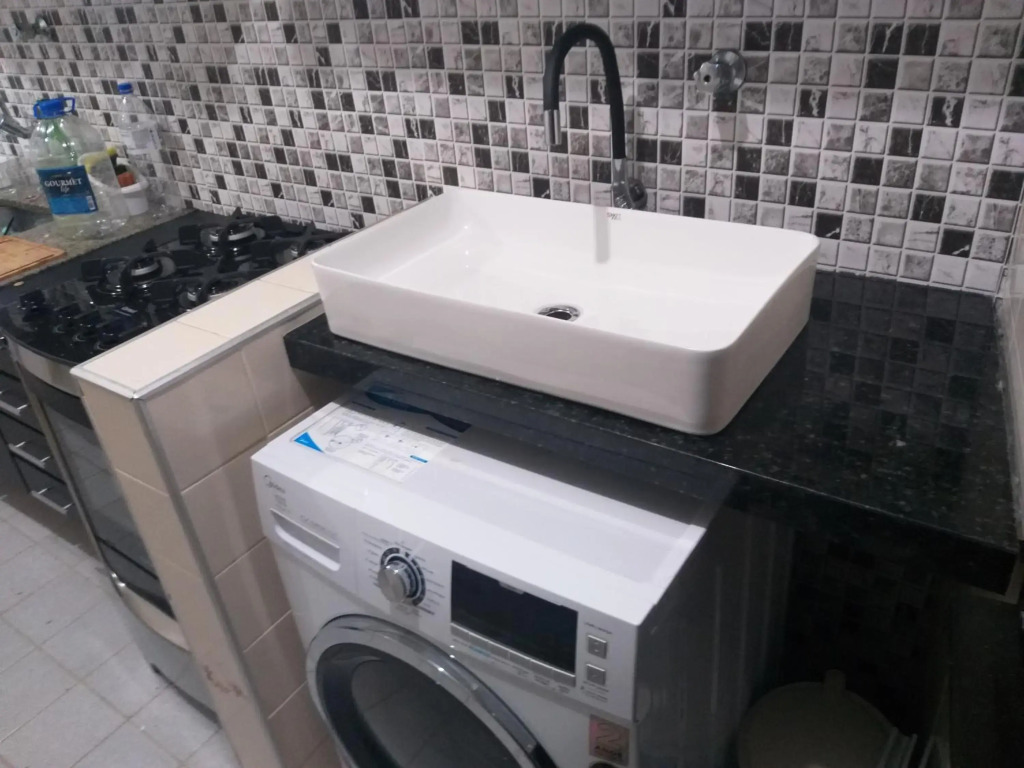 Apartamento na avenida da praia Martim de Sá com vista infinita pro mar em todos os cômodos.No 3o. quiosque próximo a prainha.Sinta-se na praia ouvindo o barulho das ondas e música dos quiosques.Com piscina adulto e infantil.