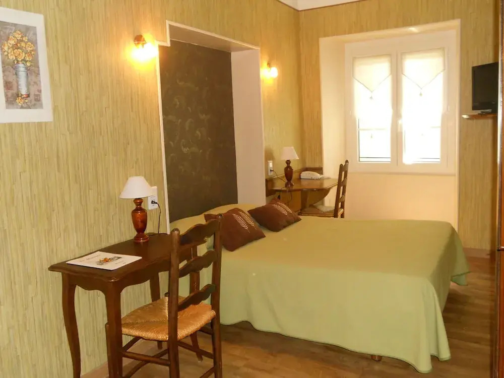 Hôtel et Restaurant Le Manoir - Echangeur A7-A9 - 24h-24h