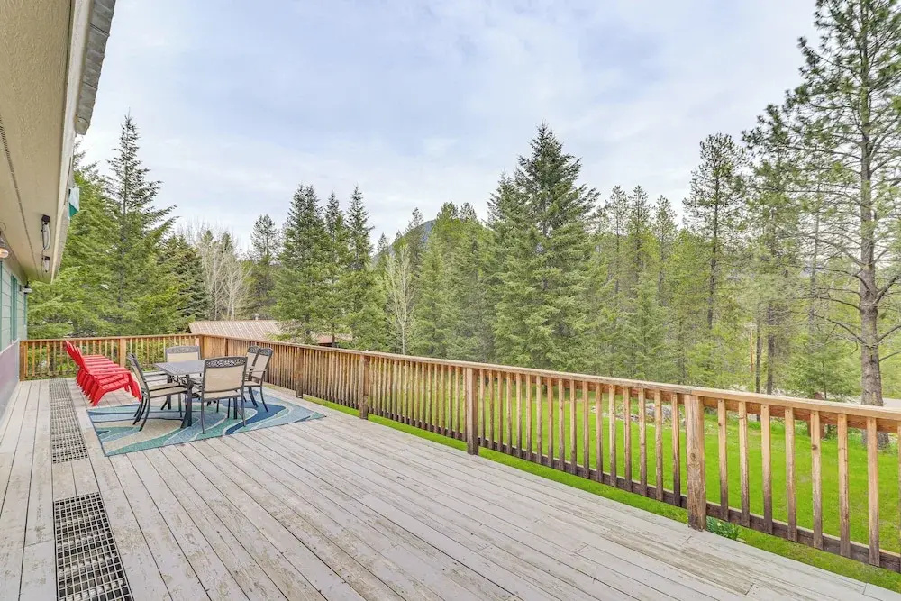 Scenic Forest Lodge Outside Glacier National Park!
