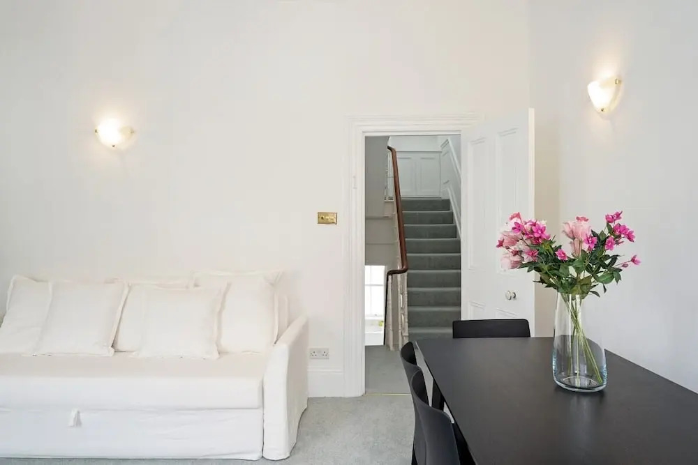 Sophisticated 2-bed, 2-bath apt in Chelsea