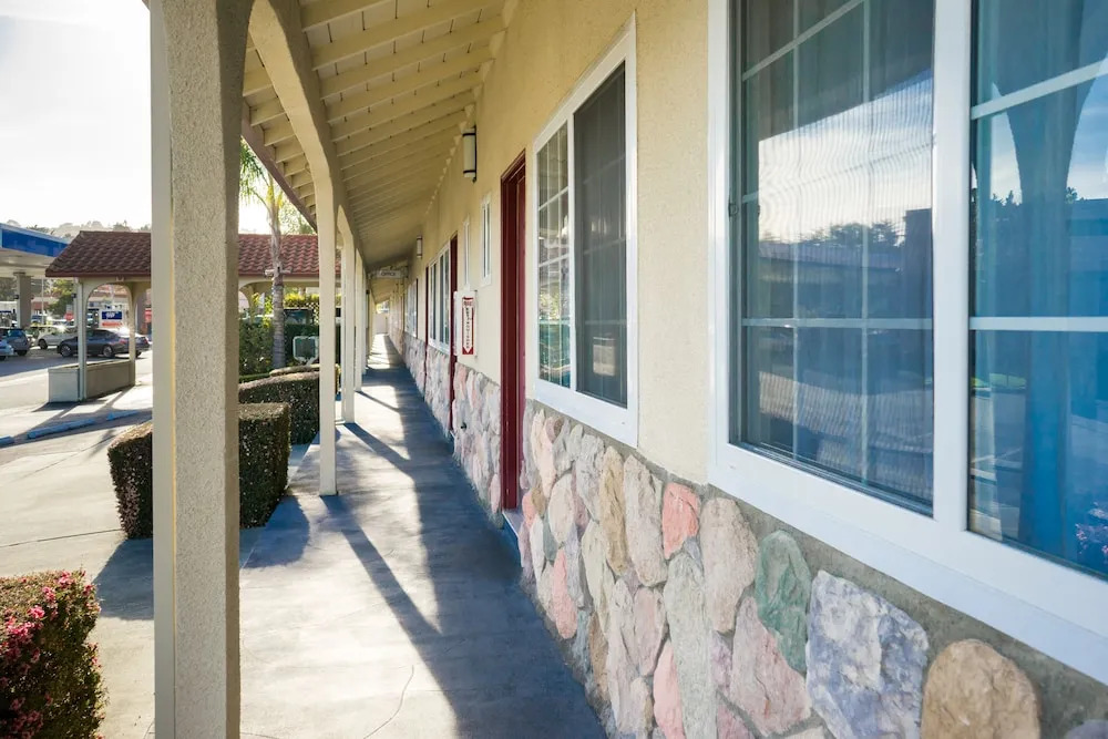 Travelers Inn