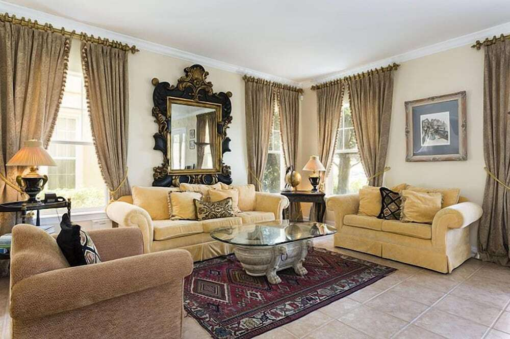 Quality 4 bed villa featuring a pool & spa