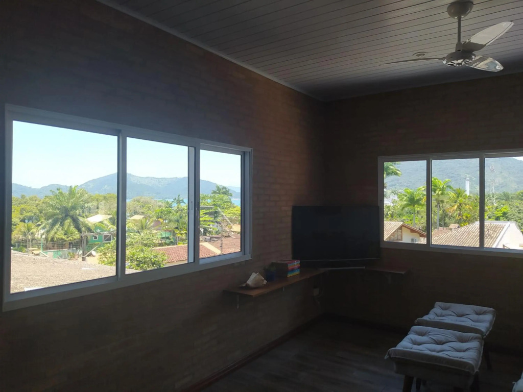 Cobertura na Enseada a 80m da areia