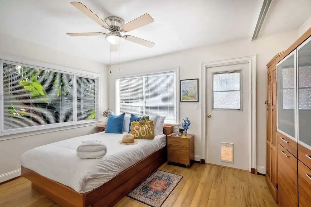Vintage Beach Bungalow - For 6!