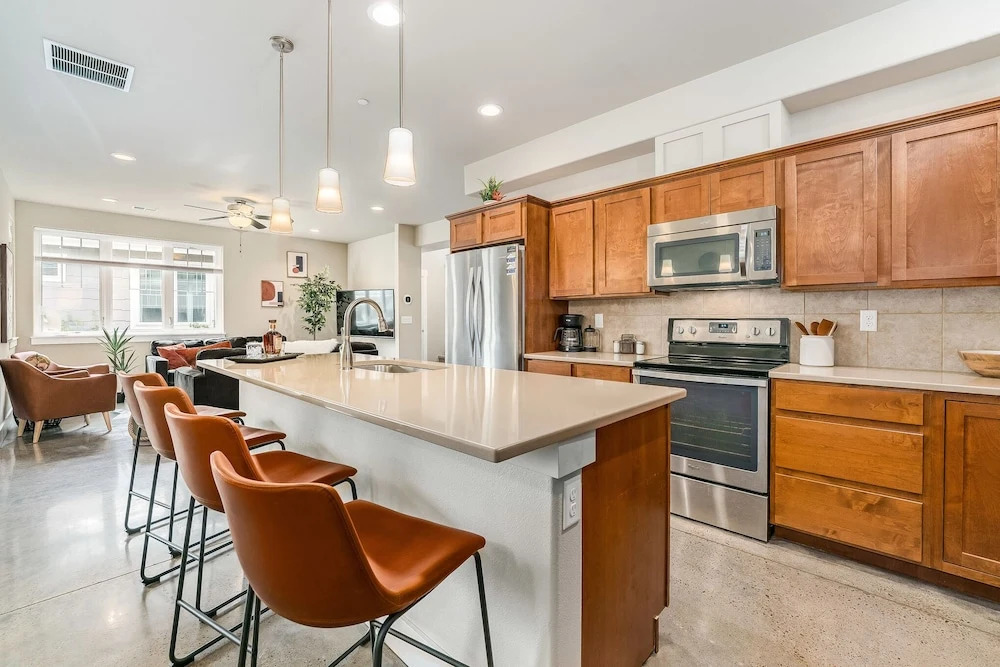 Spacious Home Near River – King Bd, Patio & Garage