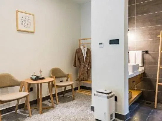 Qingcheng Mountain Qizhiquexipan Hot Spring Homestay