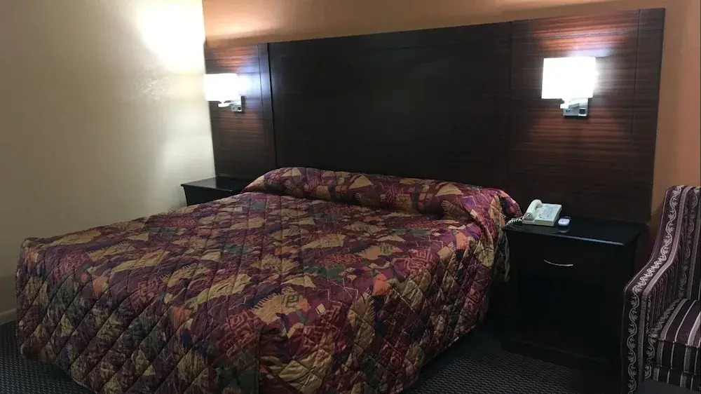 Redwood Inn - White Hall