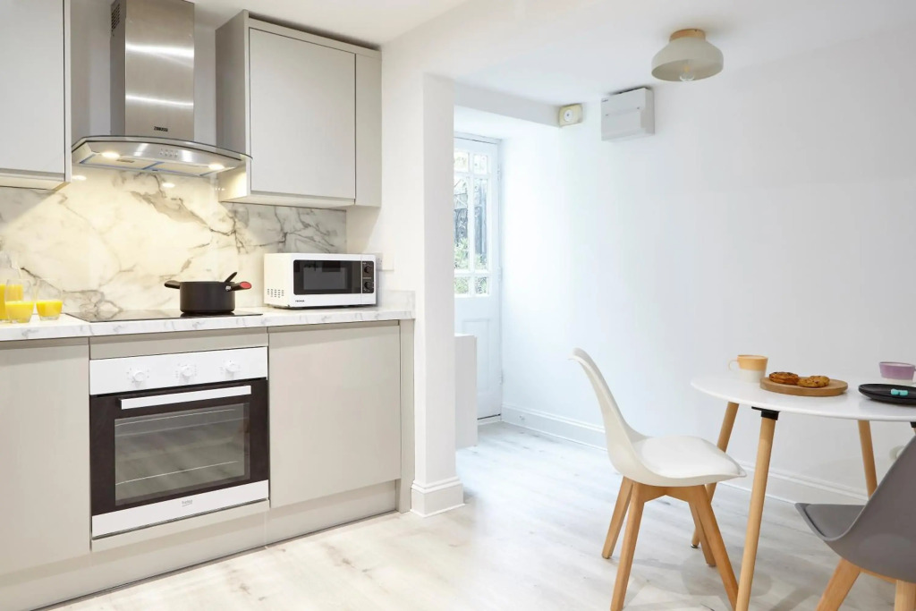 Stylish, spacious flat with private parking