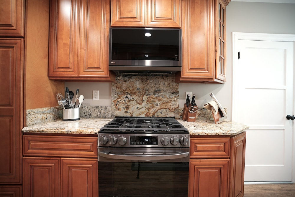 Designer decorated 6 bedroom 4 bath pool home