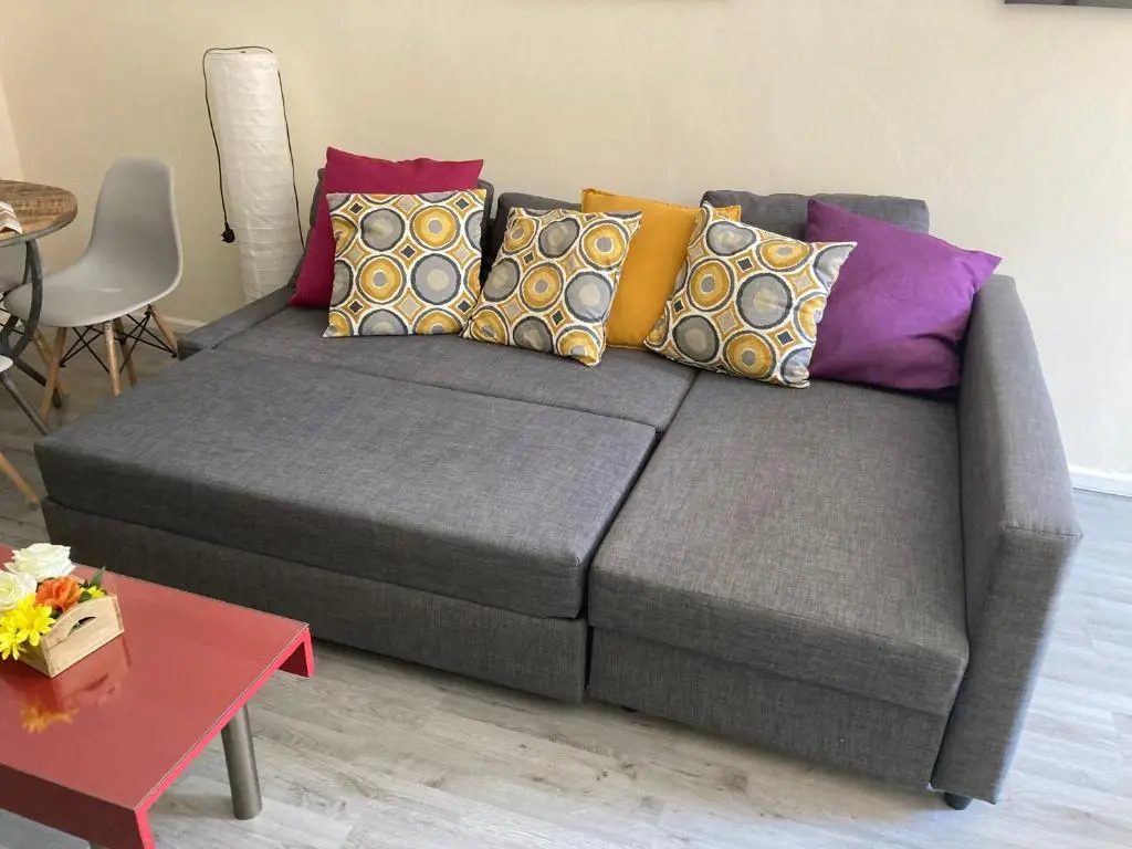 Newly Refurbished Big Central Studio, less than 100m to the sea