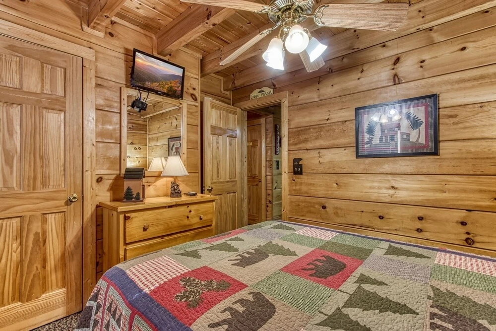 ER245 - Almost Heaven Great Location - Close To Town! 3 Bedroom Cabin by RedAwning