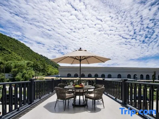 Living by the Mountain · Swimming Pool Family Vacation Boutique Stay