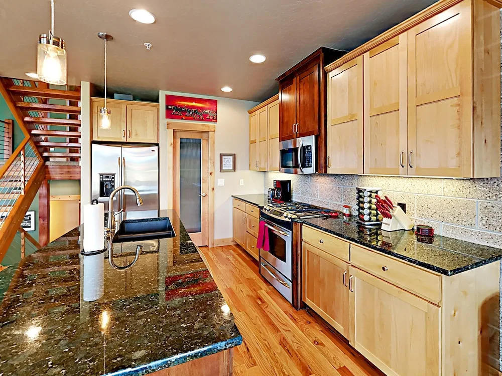 3br W/ Hot Tub & Views, Near Skiing 3 Bedroom Townhouse
