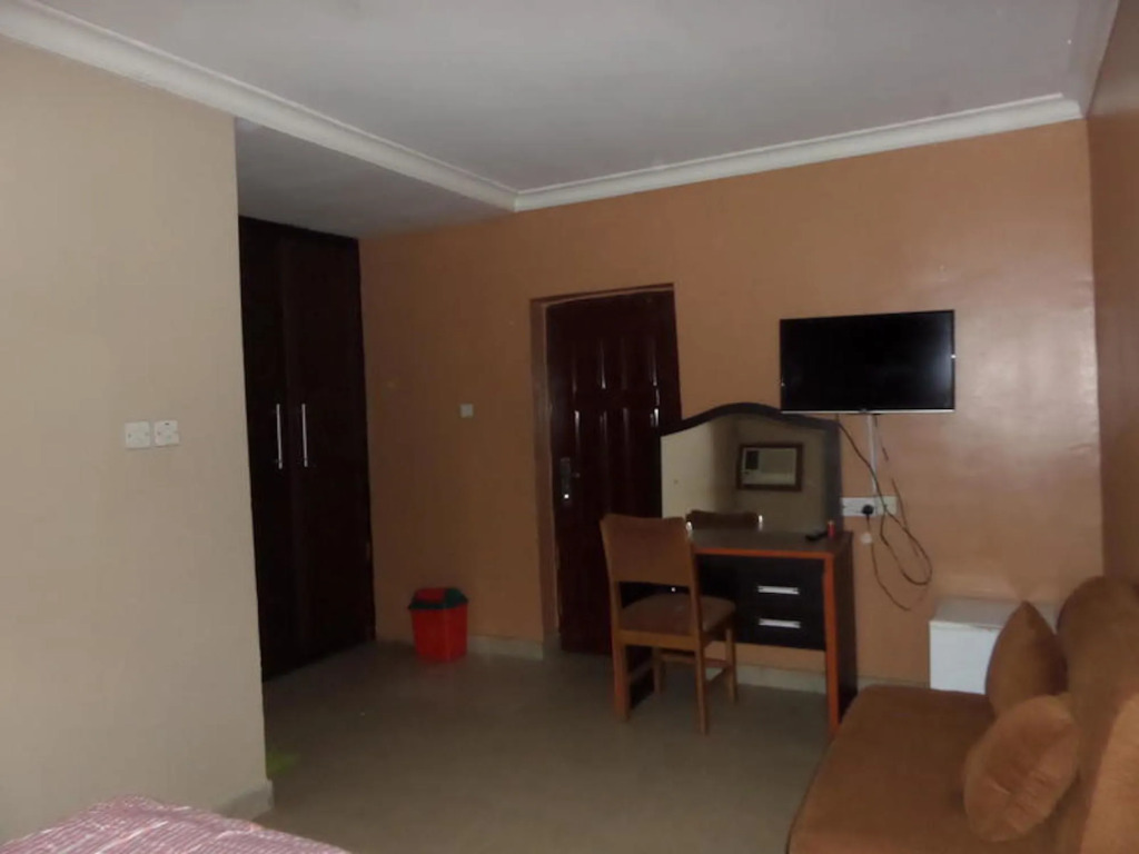 B & S Hotel