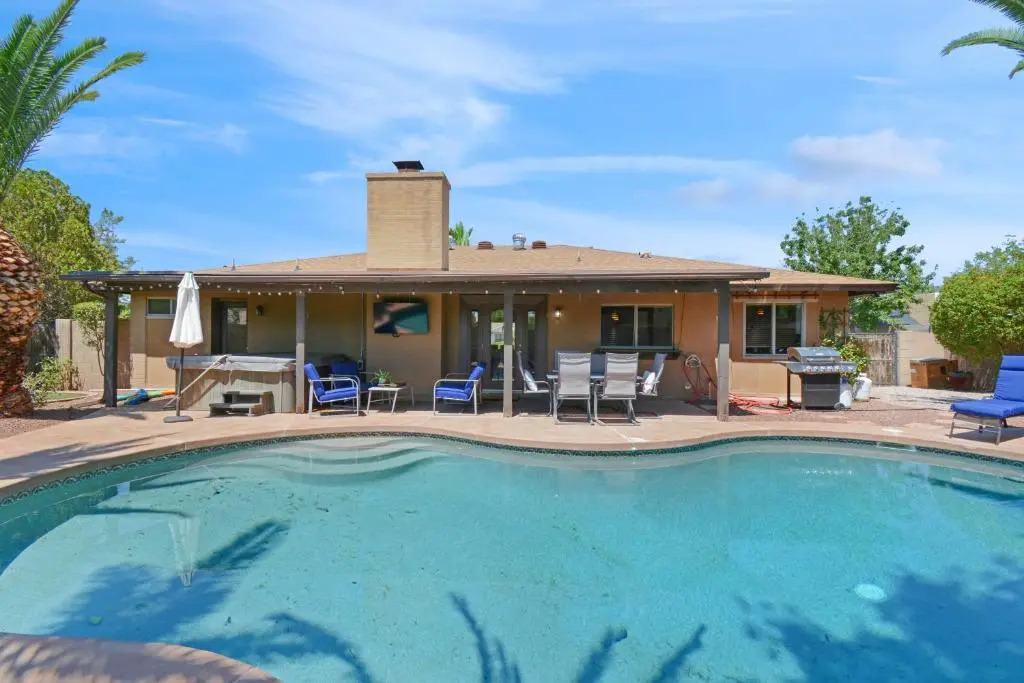 4 bdr, Two Master suite, billiards & desert oasis pool