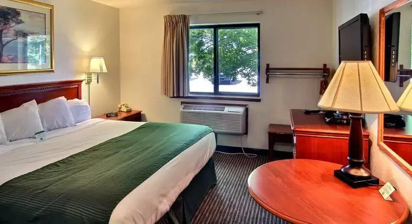 Days Inn & Suites by Wyndham Traverse City