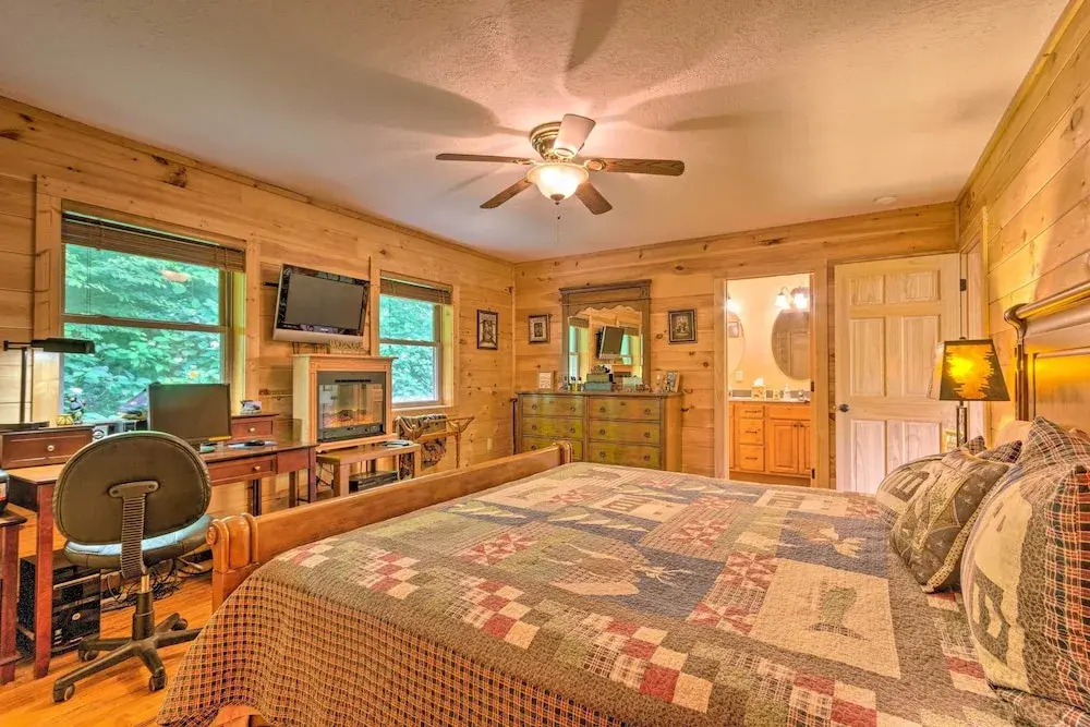 Mountain-view Maggie Valley Home w/ 2 Decks!