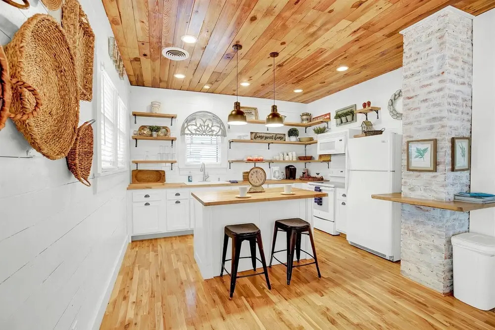 Luxury Home Near Main With Hot tub
