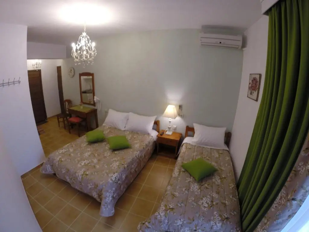 Akrotiri Hotel