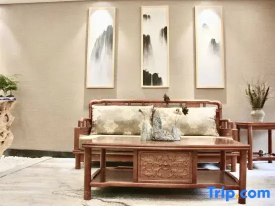 Next door Ziboutique Hotel (Chengdu Police College Subway Station)