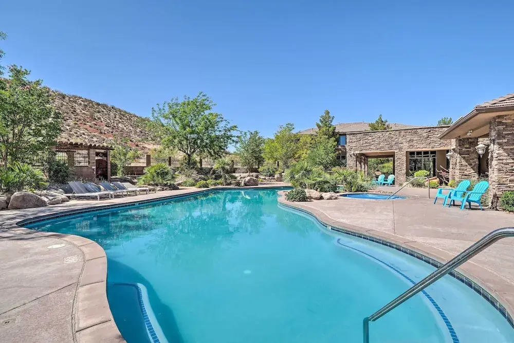 25 Mi to Zion: Rock 'n' Roll Condo w/ Mtn View!