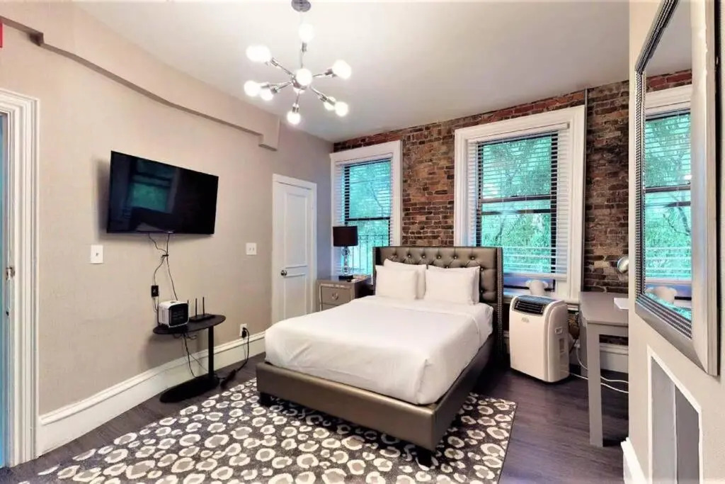L 3-33 Stylish Private Studio in Boston!