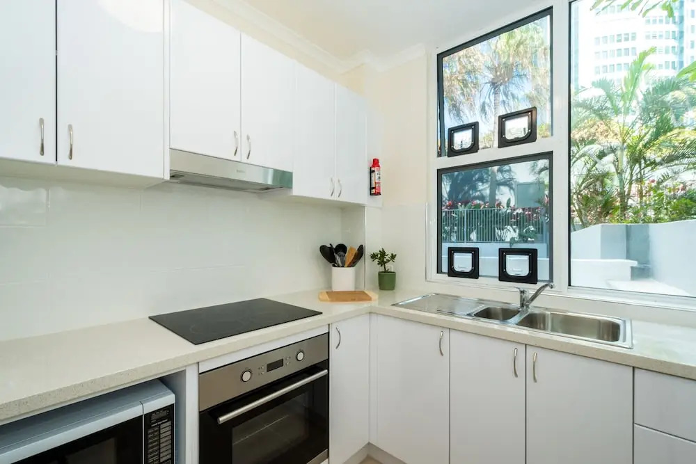 Private G/F 1 bedroom Carlton Apartment Cross the Road to Beach