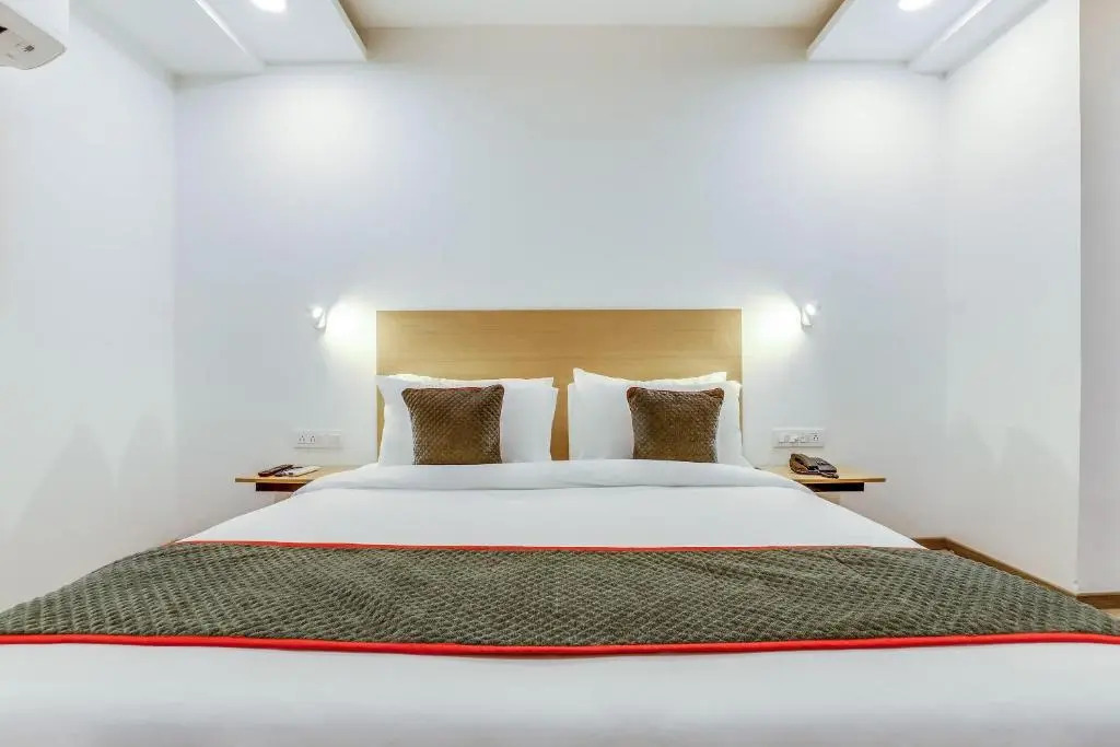 OYO Townhouse 493 Hotel Tel One Stay Near Omaxe Celebration Mall