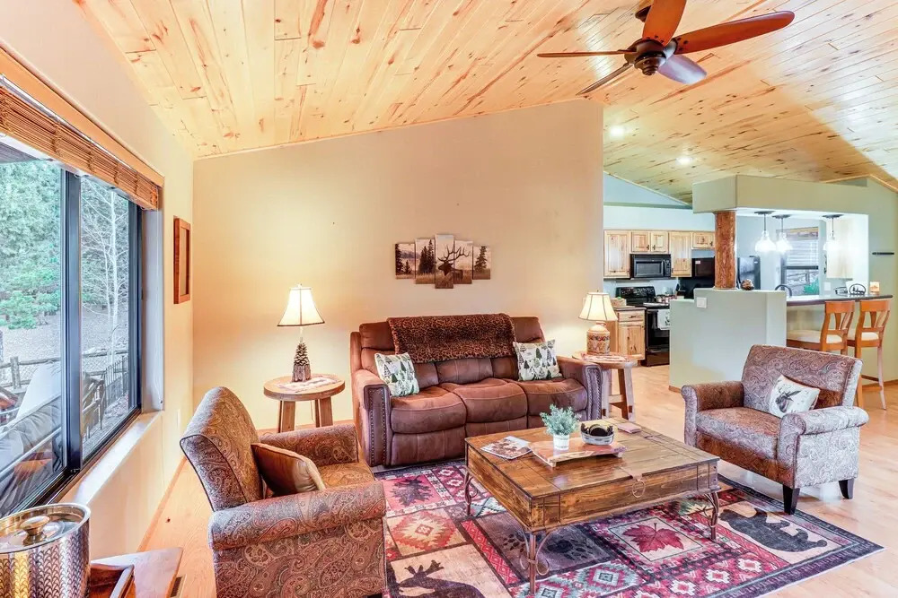 White Mountains Cabin: Near Trails & Lake Access!