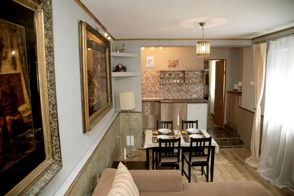 Vintage Apartment - Central 2BDR