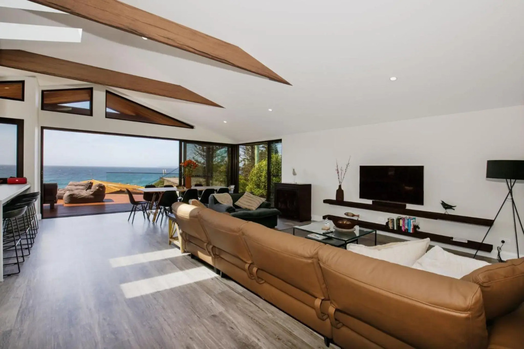 Seaview - Pet Friendly with Stunning Views - 1 Min to Beach