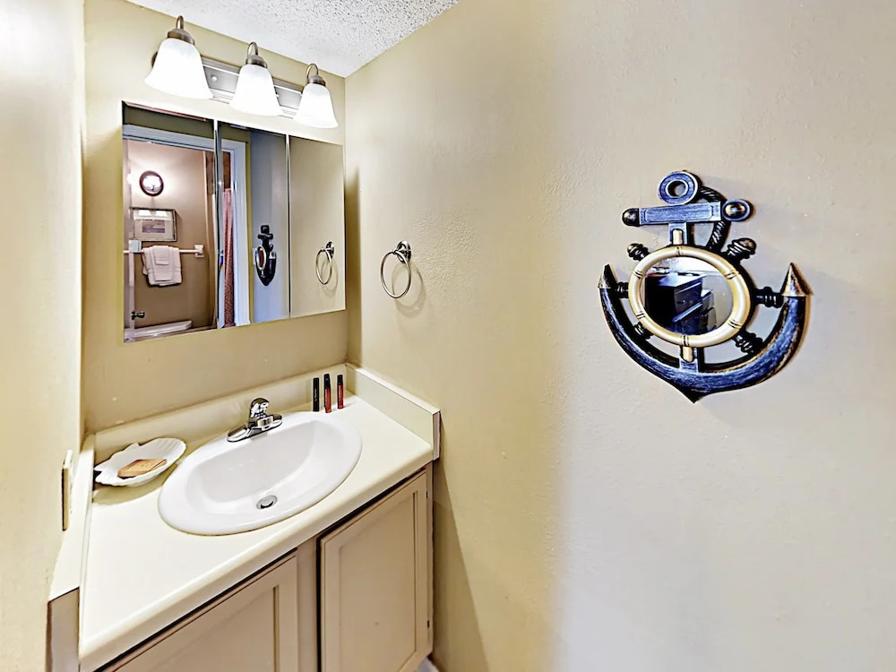 925 W Beach Seabreeze Condo - 2 Br condo by RedAwning