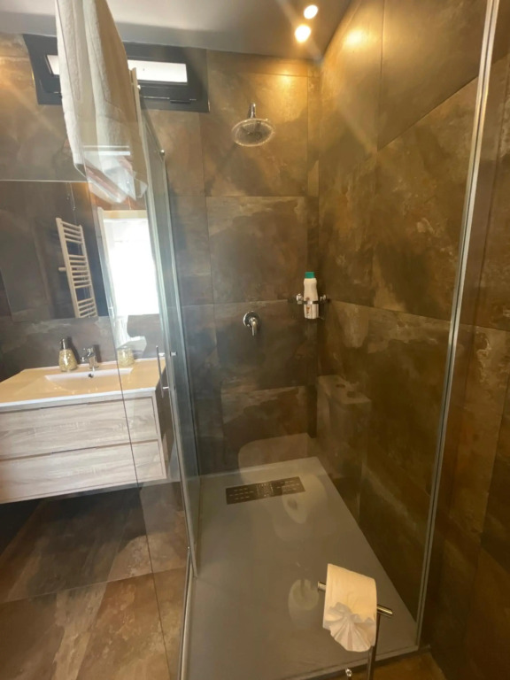 Habitación cama de matrimonio con baño privado