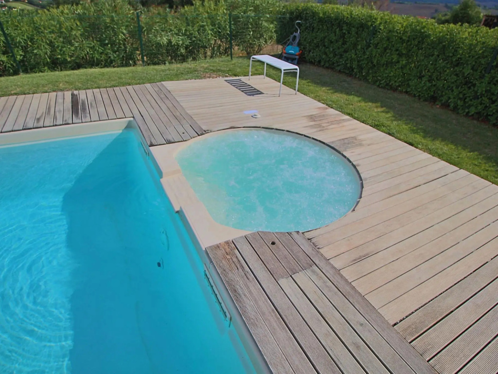 Cottage in Montelabbate with Pool & Forest