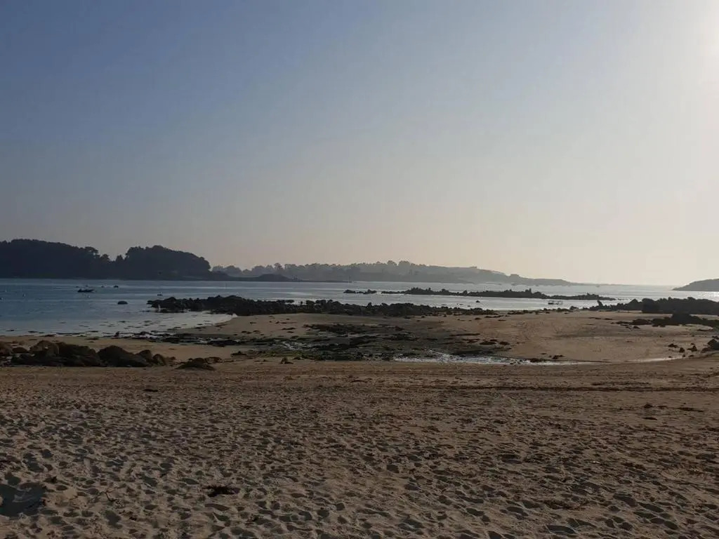 Maison bretonne rénovée à 300m de la plage avec jardin clos, WIFI, et équipements pour bébé - FR-1-368-64